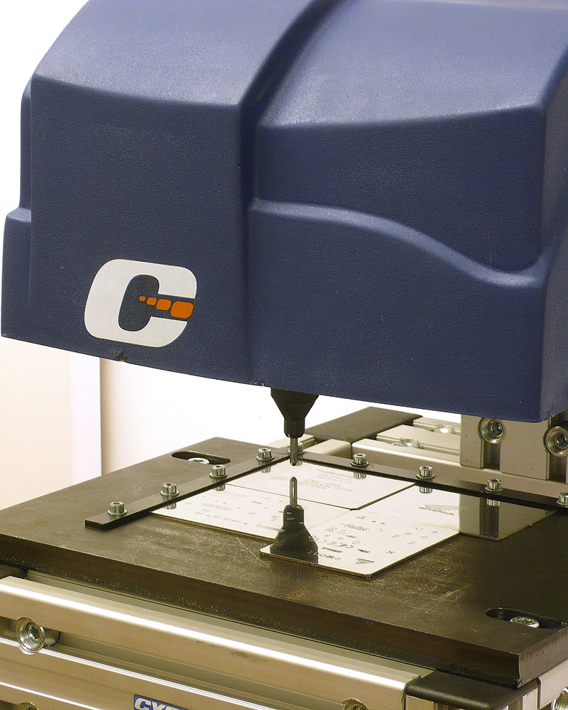 Máquina de gravação por puncionamento Cymaq